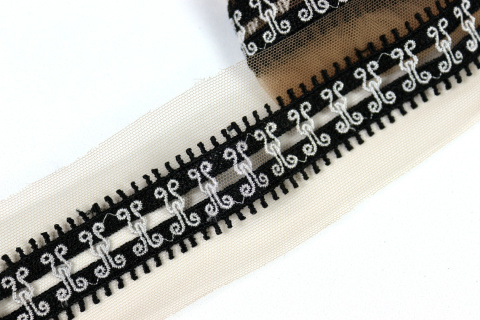 Wąski haft, koronka na tiulu nude, koronkowe wykończenia 0,5mb Wąski haft, koronka na tiulu nude, koronkowe wykończenia 0,5mb
