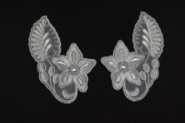 Perłowe aplikacje na tiulu – eleganckie naszywki 1 para