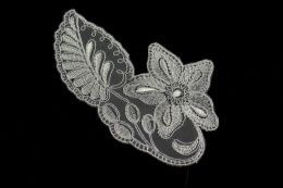 Perłowe aplikacje na tiulu – eleganckie naszywki 1 para