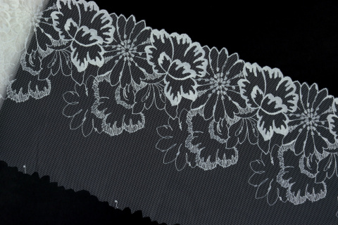 Kremowy haft w kwiaty 1mb