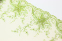 Haft na beżowym tiulu, zielone kwiaty 1mb